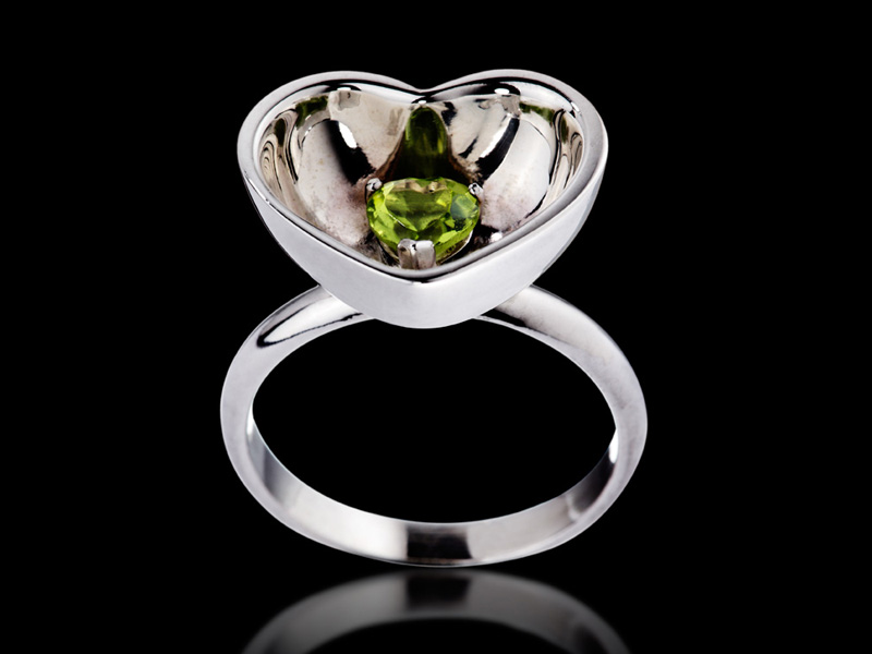Ring 18K Gold with color stone inside, here in peridot.